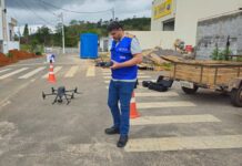Prefeitura usa drones para mapear focos da dengue em Varginha; confira os bairros Agente da Vigilância Ambiental de Varginha opera drone durante o programa “Voo pela Saúde”, que mapeia áreas de risco para o combate à dengue.