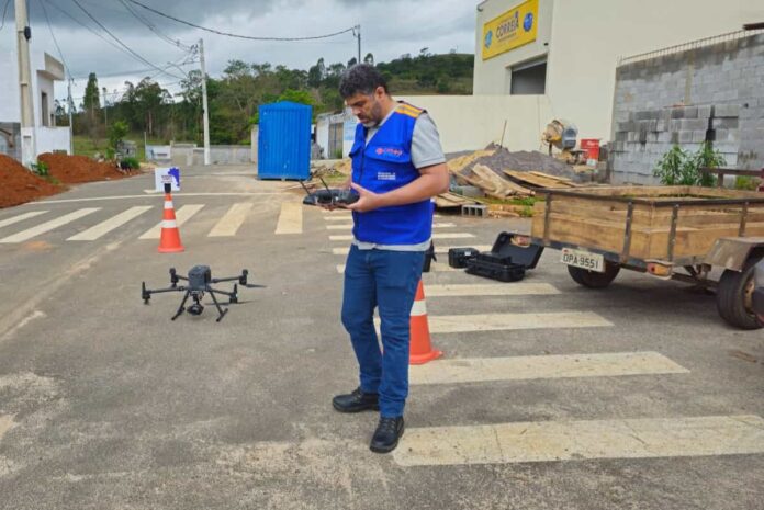 monitoramesnto-dengue-drone Agente da Vigilância Ambiental de Varginha opera drone durante o programa “Voo pela Saúde”, que mapeia áreas de risco para o combate à dengue.