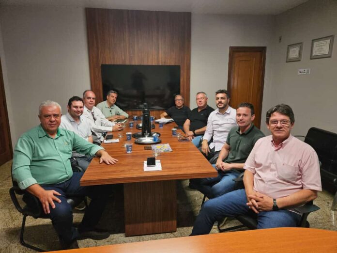Prefeito Leonardo Ciacci, Cemig e vereadores alinham ações para aplicar a Lei Municipal 6.718/2020 e retirar fios em desuso em Varginha, garantindo segurança e organização urbana.
