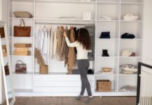 Estilo Japandi é capaz de transformar quartos com o uso de madeira clara; veja como aplicar a estética mulher-em-cena-completa-verificando-o-guarda-roupa