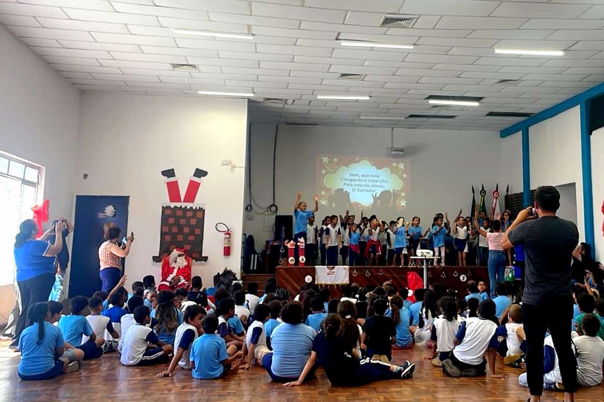 Entrega dos presentes da Campanha Papai Noel dos Correios emociona crianças do CEIV