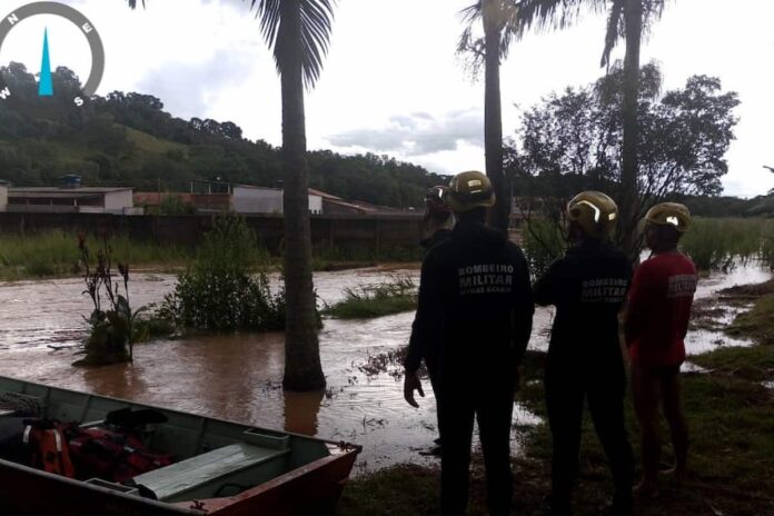 Corpo de Bombeiros resgata 27 pessoas ilhadas após alagamento em Elói Mendes Corpo de Bombeiros resgata 27 pessoas ilhadas após alagamento em Elói Mendes