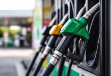 Novo aplicativo da ANP ajuda motoristas a escolher postos de combustíveis mais confiáveis Bomba de gasolina