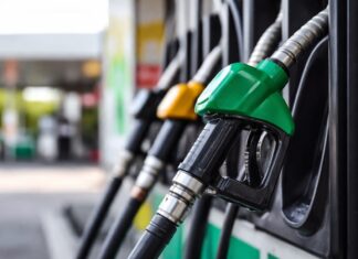 Novo aplicativo da ANP ajuda motoristas a escolher postos de combustíveis mais confiáveis Bomba de gasolina