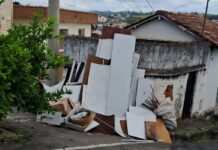 Descarte inadequado de lixo em via pública mobiliza Vigilância Ambiental em Varginha Prefeitura de Varginha alerta sobre descarte irregular de entulho e lixo em vias públicas e orienta população sobre mutirões semanais.