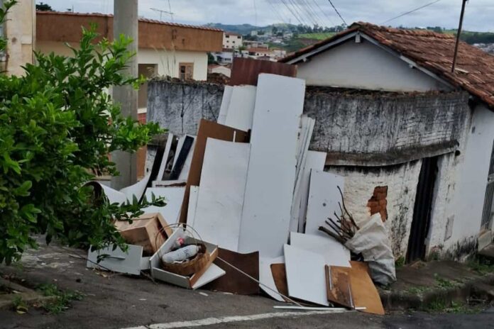 casa-entulho Prefeitura de Varginha alerta sobre descarte irregular de entulho e lixo em vias públicas e orienta população sobre mutirões semanais.