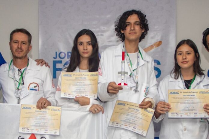 image (7) Victor Hugo Abreu (centro), de 17 anos, quer estudar Ciências da Computação