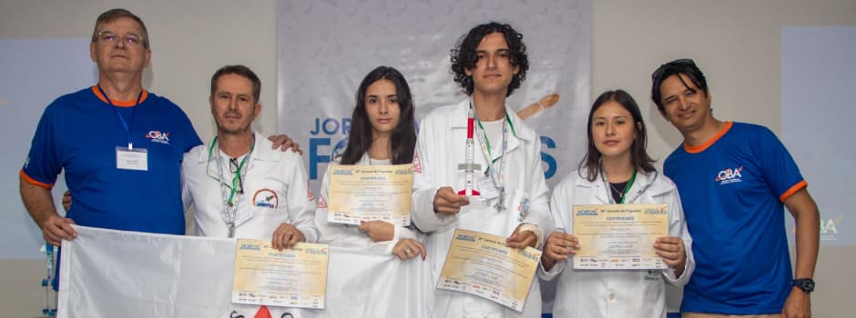 Victor Hugo Abreu (centro), de 17 anos, quer estudar Ciências da Computação