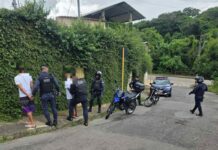 GCM conduz dois suspeitos após localizar motocicleta escondida em matagal GCM conduz dois suspeitos após localizar motocicleta escondida em matagal