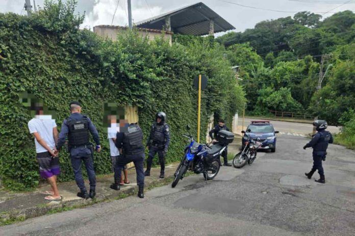 GCM conduz dois suspeitos após localizar motocicleta escondida em matagal GCM conduz dois suspeitos após localizar motocicleta escondida em matagal