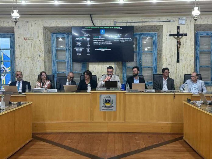 Sessão da Câmara de Varginha reúne representantes dos Três Poderes e marca oficialmente o início dos trabalhos legislativos de 2026 no município. Vereadores e Prefeito na Câmara de Varginha