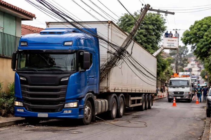 Carreta danifica rede elétrica e deixa moradores do Jardim dos Pássaros sem energia em Varginha