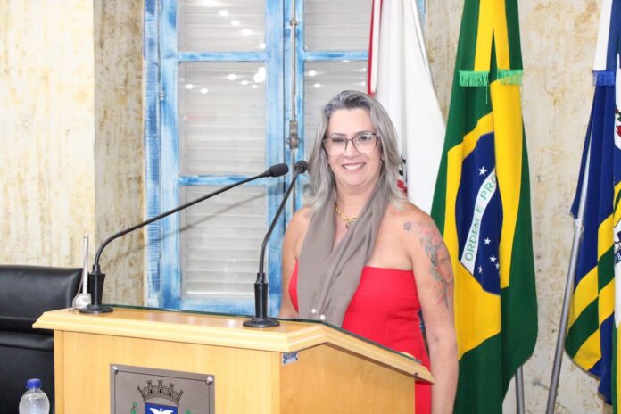 Professora Mônica Cardoso toma posse como vereadora na Câmara de Varginha