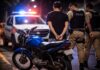 Jovem é preso após fuga com moto irregular e manobras perigosas em Varginha jovem moto preso