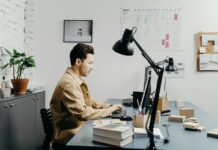 Quando vale a pena abrir empresa com uma contabilidade online Homem trabalhando em sua mesa