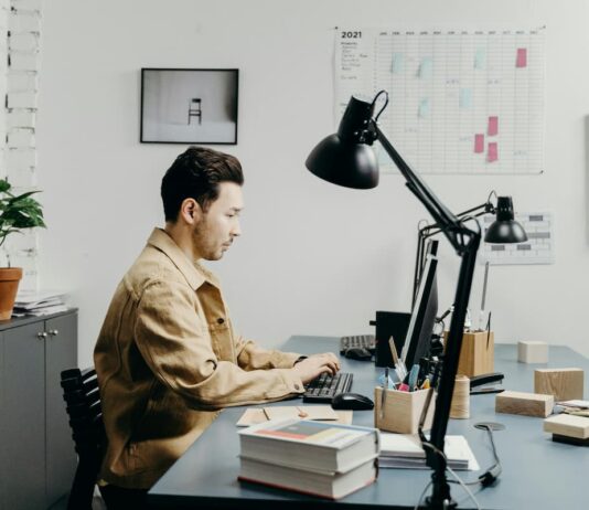 Quando vale a pena abrir empresa com uma contabilidade online Homem trabalhando em sua mesa