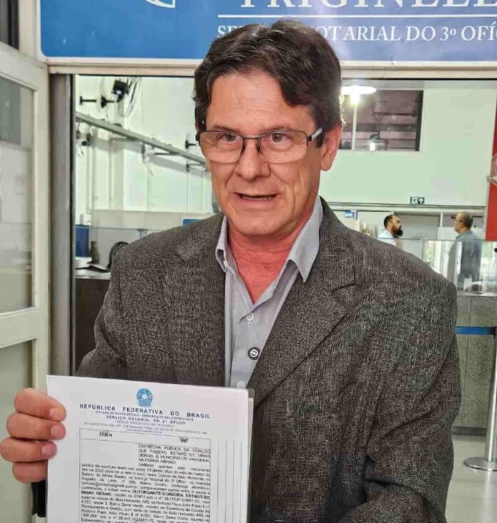 prefeito-varginha-escritura-vtc Prefeito Leonardo Ciacci vai a BH e assina escritura que incorpora o imóvel do antigo VTC ao patrimônio de Varginha