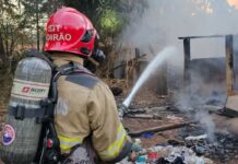 Incêndios em residências: pesquisa aponta que atitudes simples podem salvar vidas Bombeiros apagando incêndio