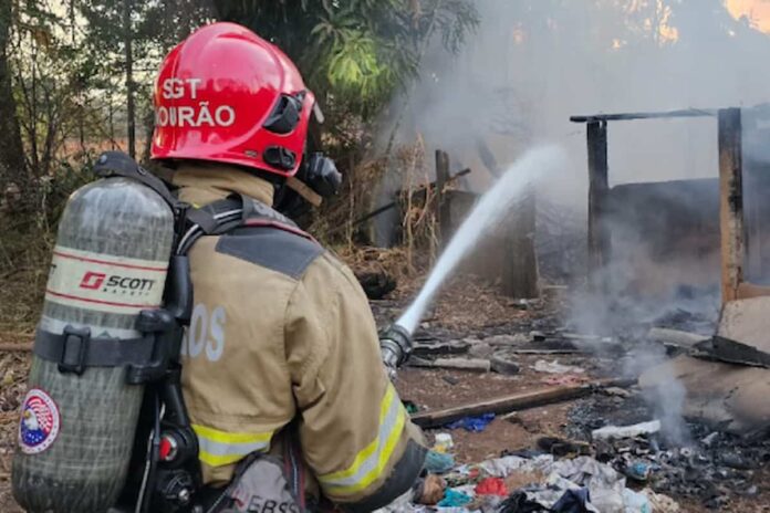 bombeiros-incendio Bombeiros apagando incêndio