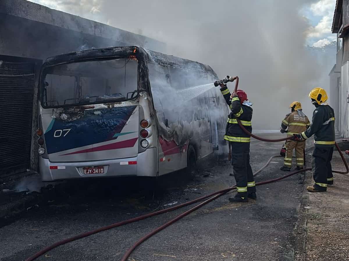 Ônibus pega fogo no bairro Centenário e mobiliza Corpo de Bombeiros em Varginha