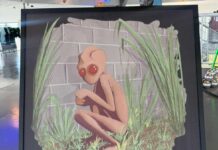 Artista de Varginha doa quadro temático ao Memorial do ET Quadro ET de Varginha pintado pleo varginhense Nickson Ferreira mostra o ET de Varginha em sua famosa pose, agachado, da fforma como foi visto
