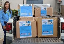 Campanha do Agasalho da Copasa recebe doações em Varginha e outras cidades do Sul de Minas Mulher ao lado de agasalhos doados para a campanha do agasalho da copasa 2026