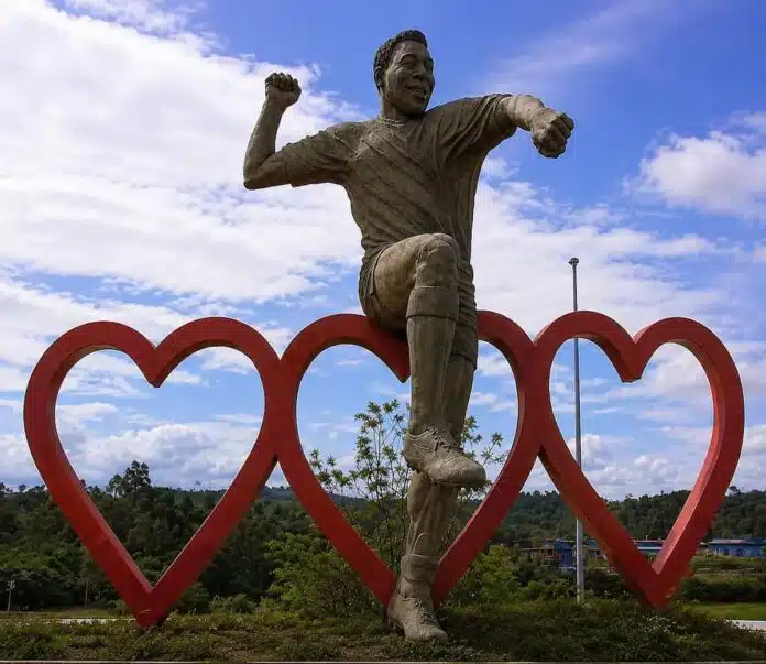 estatua-pele-tres-coracoes-mg Estátua Pelé Três Corações MG