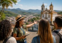 Inscrições para curso técnico gratuito de Guia de Turismo em cidades do Sul de Minas terminam amanhã Mulher guia de turismo mostrando a cidade para tuuristas representando curso técnico de turismo em minas gerais
