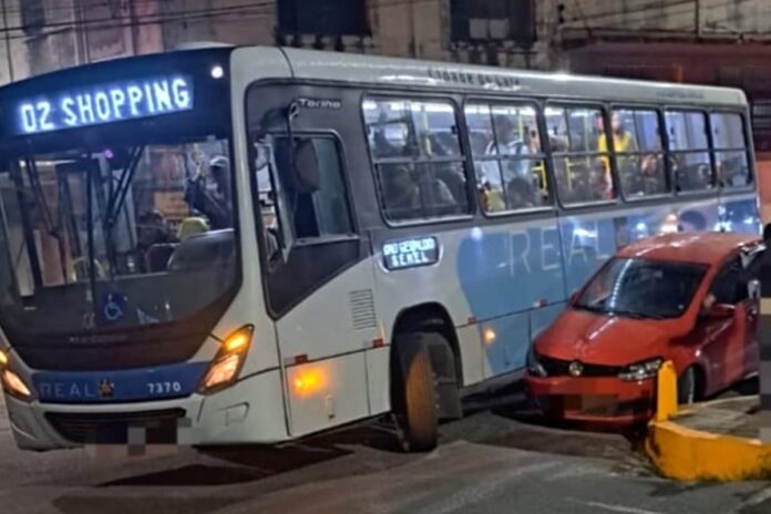 acidente carro ônibus