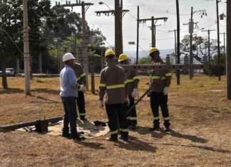 Inscrições em Programa de Aprendizagem Industrial da Cemig tem 150 vagas abertas em curso gratuito com bolsa e chance de contratação, inscrições vão até domingo Eletricistas da cemig representando cursos
