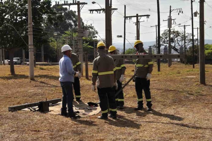 Eletricistas da cemig representando cursos