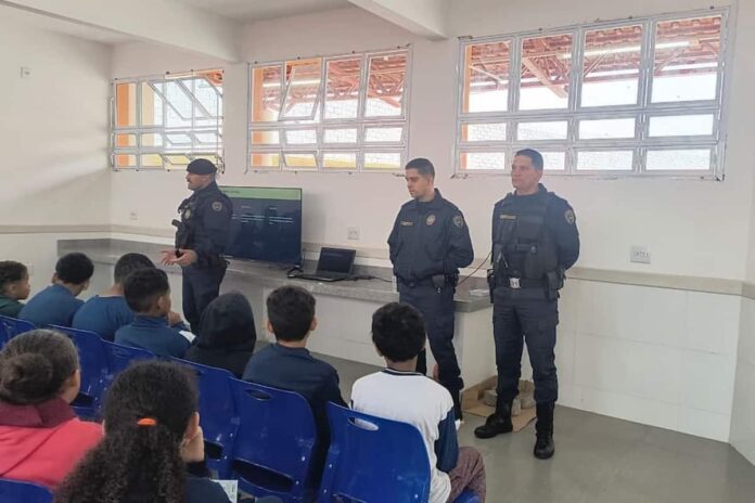 gcm-palestra-bullying GCM DE VARGINHA MINISTRA PALESTRA SOBRE BULLYING PARA ALUNOS DA ESCOLA MUNICIPAL EMILIANO DE SOUZA NO BAIRRO SANTA LUÍZA