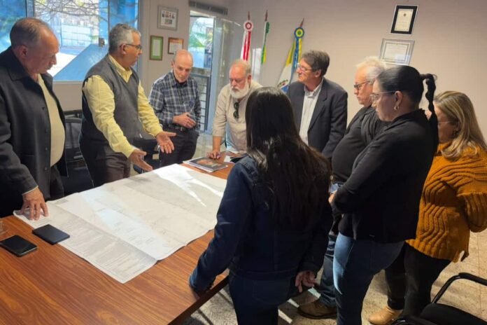 Reunião sobre a conclusão da obra e ocupação do Mercado Municipal Reunião sobre a conclusão da obra e ocupação do Mercado Municipal