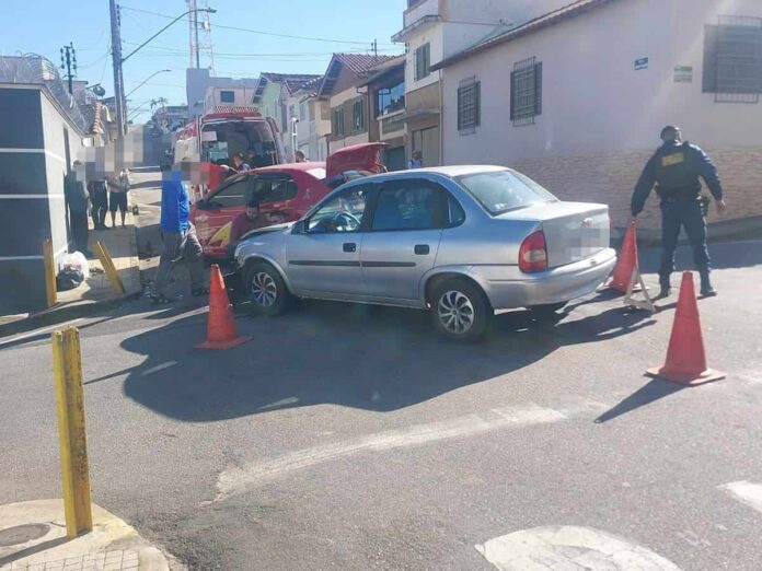 acidente Acidente no bairro Bom Pastor, em Varginha, deixou duas vítimas sem gravidade após motorista avançar a parada obrigatória. GCM atendeu a ocorrência.