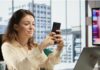 A importância da segurança nos pagamentos digitais mulher no escritório mexendo no celular