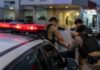Homem em surto é contido pela Polícia Militar no estacionamento do Hospital Bom Pastor, em Varginha Homem em surto hospital bom pastor