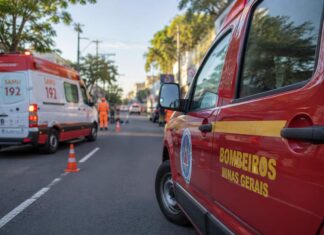Motociclista morre após colisão com carro na Avenida Celina Ottoni, em Varginha carro bombeiros samu