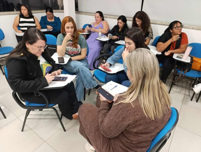 Varginha cria rede de multiplicadores para orientar o uso pedagógico, ético e seguro de inteligência artificial e novas tecnologias nas escolas.