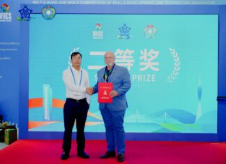 Professor da UNIFAL-MG de Varginha conquista medalha de prata em competição internacional na China Professor Hélio Lemes Costa da UNIFAL-MG de Varginha premiado na China