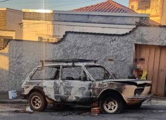 VW Brasília pega fogo em avenida no bairro Novo Horizonte, em Varginha VW Brasília pega fogo na Avenida Fleming, no bairro Novo Horizonte, em Varginha. Moradores e Bombeiros atuaram no combate às chamas.