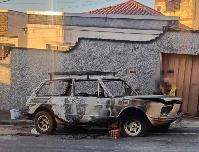 VW Brasília pega fogo na Avenida Fleming, no bairro Novo Horizonte, em Varginha. Moradores e Bombeiros atuaram no combate às chamas. VW Brasília pega fogo na Avenida Fleming, no bairro Novo Horizonte, em Varginha. Moradores e Bombeiros atuaram no combate às chamas.