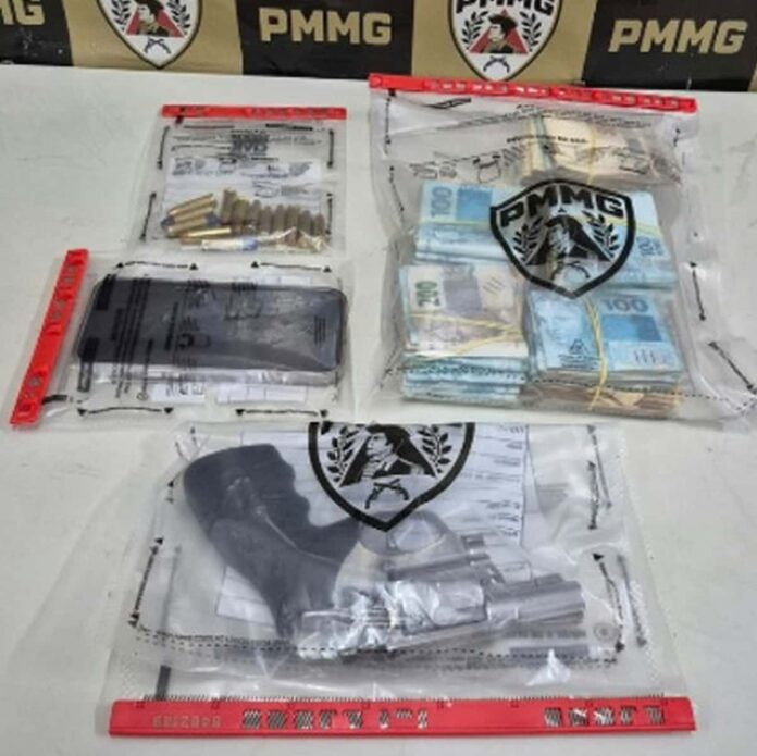 Revólver calibre .38, munições e dinheiro apreendidos pela Polícia Militar em Varginha