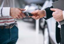 Transferência de propriedade movimenta uma série de etapas para quem compra ou vende um veículo