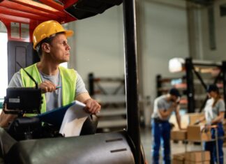 Atividades logísticas lidam com diferentes perfis de carga e demandam equipamentos adequados para cada aplicação