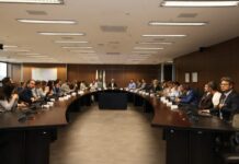 Governo de Cleitinho inicia transição em Minas com foco na saúde e investimentos no SUS Reunião de transição do Governo de Minas sobre saúde pública com representantes das equipes de Mateus Simões e Cleitinho Azevedo.