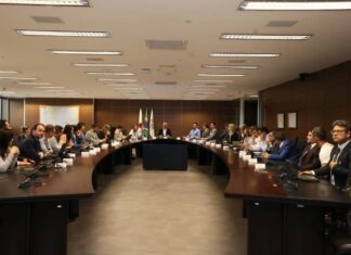 Reunião de transição do Governo de Minas sobre saúde pública com representantes das equipes de Mateus Simões e Cleitinho Azevedo.