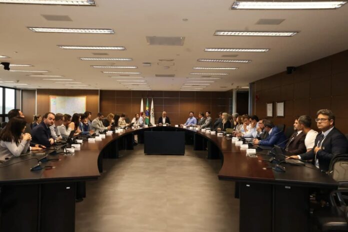 Reunião de transição do Governo de Minas sobre saúde pública com representantes das equipes de Mateus Simões e Cleitinho Azevedo.