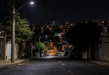 Após reclamações, Prefeitura de Varginha decide trocar empresa de iluminação pública Rua escura sem iluminação